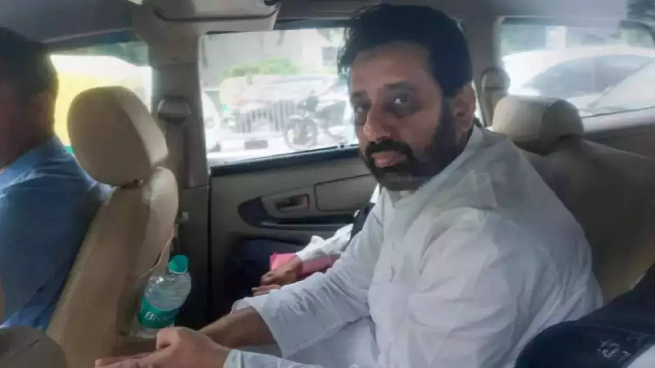 aap-mla-amanatullah-खान-ने-दिल्ली-में-मतदान-के-लिए-ठीक-से-बुक-किया